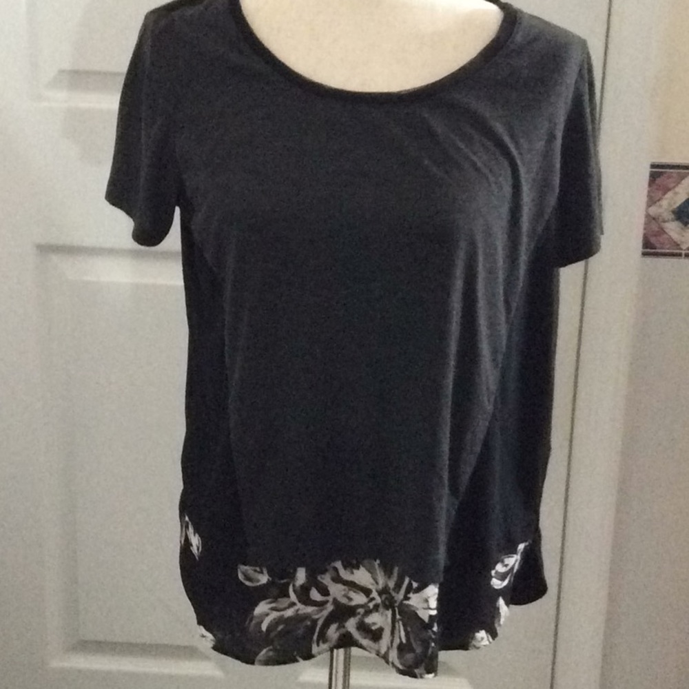 3/$30❤️Simply Vera Vera Wang Top